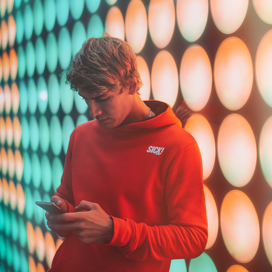 Fabio Wibmer vor einer Lichterwand