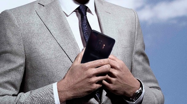 Mann mit Samsung Galaxy S9 Fernwartungs Bild