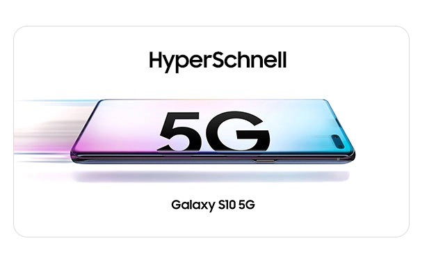 Ein liegendes Galaxy S10 5G, auf dessen Bildschirm ein Farbverlauf zu sehen ist sowie der Text „5G“. Über dem Smartphone ist „HyperSchnell“ zu lesen und darunter „Galaxy S10 5G“.
