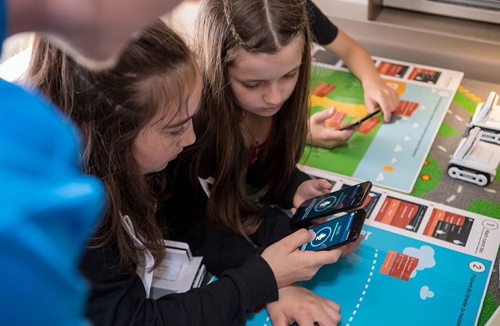 Das mobile Klassenzimmer von Samsung bringt Kindern mit Unterstützung der TU Graz Programmieren näher Das mobile Klassenzimmer von Samsung bringt Kindern mit Unterstützung der TU Graz Programmieren näher