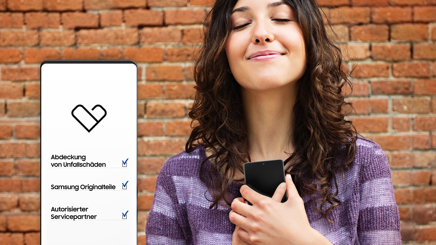 Eine junge Frau hält ein Smartphone mit beiden Händen vor ihrer Brust. Ihre Augen sind geschlossen und sie lächelt zufrieden. Das Bild wird vom grafischen Bild eines Displays überlagert, auf dem das herzförmige Samsung Care+ Logo zu sehen ist. Unterhalb des Logos sind drei Textzeilen zu lesen: „Unbeabsichtigte Schäden“, „Samsung Original-Ersatzteile“ und „Samsung-zertifizierter Reparatur-Service“ mit einem Häkchen rechts von jeder Zeile.