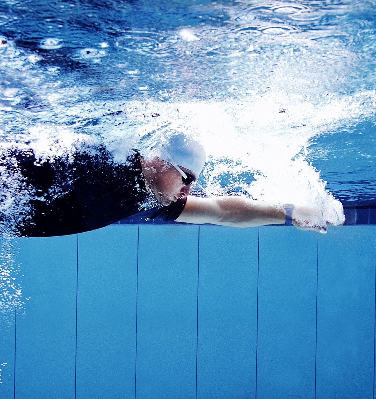 Image of man swimming in pool while wearing the Gear Sport
