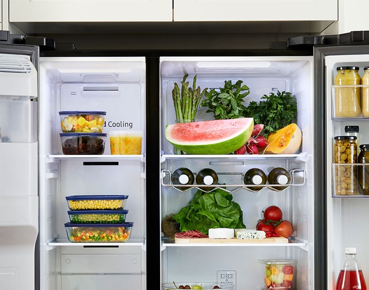 A stunning and stylish Samsung French Door Refrigerator A stunning and stylish Samsung SpaceMax™ Technology Refrigerator