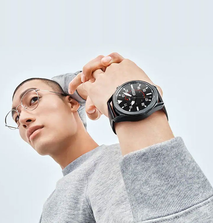 Front view of 45mm Galaxy Watch3 in Mystic Black with a Sporty Classic Watch Face.
