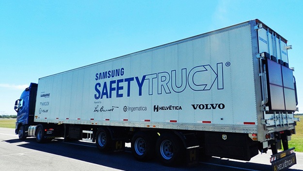 Een foto van een logistieke vrachtwagen (veiligheidsvrachtwagen van Samsung Electronics)