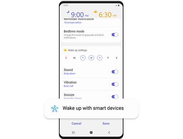 Een Galaxy-smartphonescherm met de instellingenpagina 'Wakker worden met slimme toestellen'. Onder 'Toestellen om te bedienen' staat de tekst 'Tv inschakelen', 'Lichten inschakelen' en 'Deelvenster openen'. Alle drie de commando's zijn ingeschakeld en onder elke commando staat respectievelijk "Tv Slaapkamer", "Licht slaapkamer, slaapkamerlampje" en "Slaapkamer jaloezieën". Onder "Toestellen om te bedienen", geven "Meer opties" de volgende instellingsopties die momenteel zijn uitgeschakeld: "Alleen uitvoeren wanneer je bij Mijn Huis bent," en "Uitvoeren wanneer alarm is afgewezen."