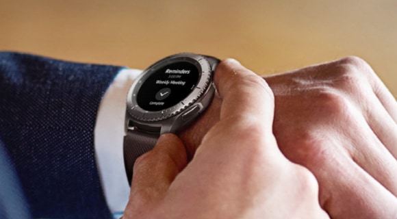 Een zakenman die met een Samsung-smartphone belt