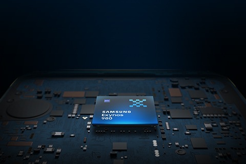 1 model of Samsung Exynos 980 in black and blue against a background shaped like a motherboard