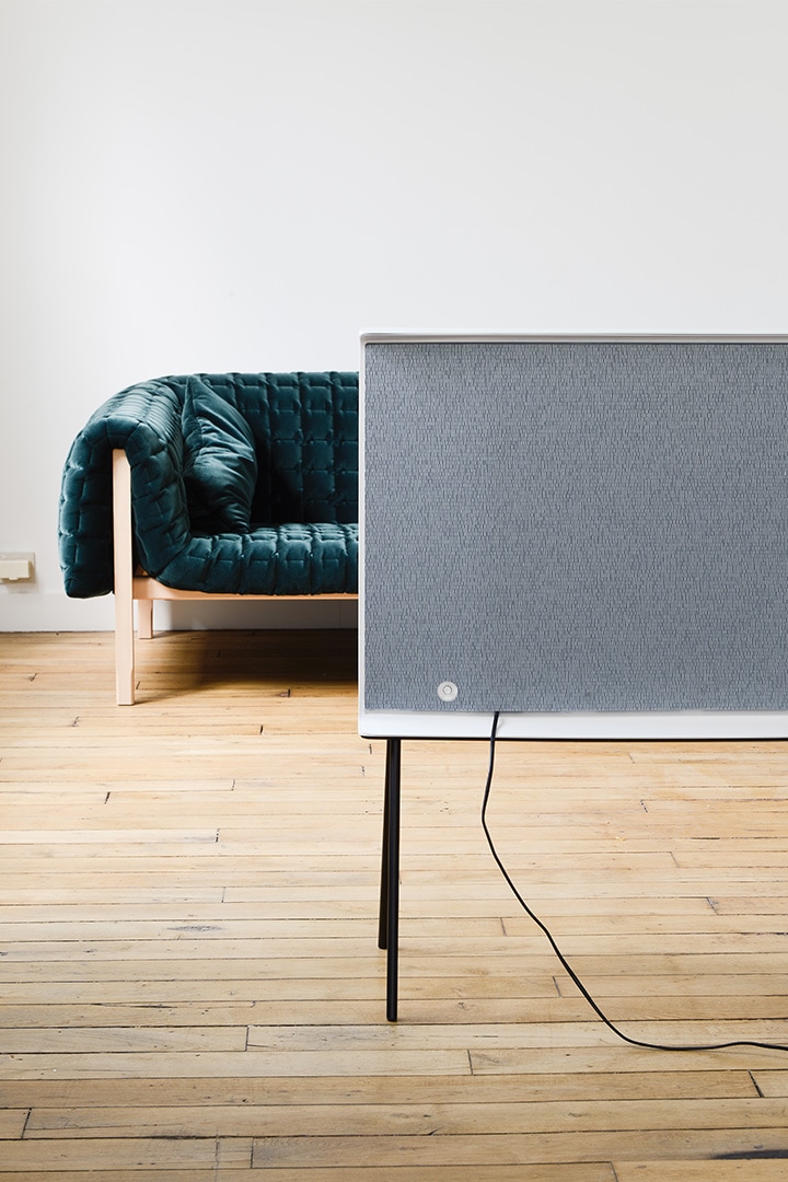 witte serif tv staat vóór de sofa - achterkant is zichtbaar witte serif tv staat vóór de sofa - achterkant is zichtbaar