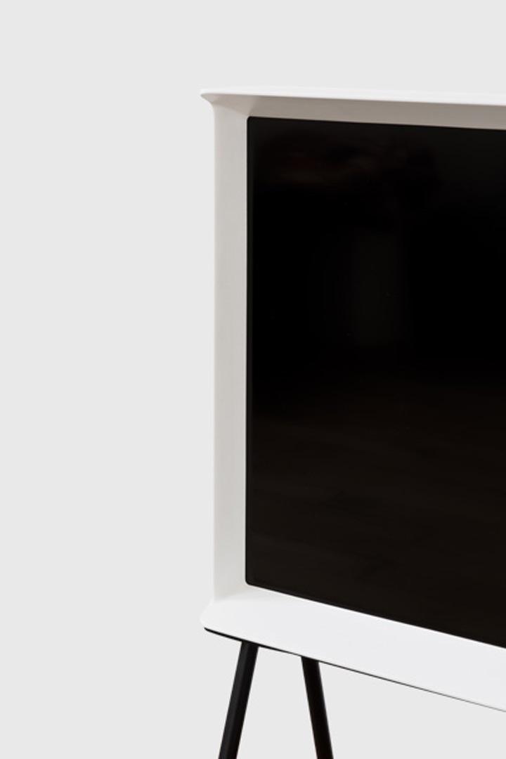 close-up van onderzijde van witte serif tv close-up van onderzijde van witte serif tv