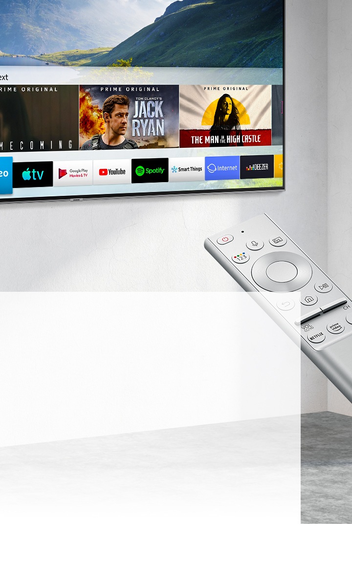 Een TV aan de muur toont verschillende Smart TV-apps voor streamen, zoals Amazon Prime Video, Netflix en YouTube, die worden bediend met Samsung One Remote Control.