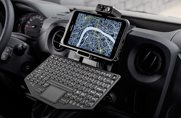 Tablette Samsung montée sur le tableau de bord d'un camion, affichant la fonction Sat-Nav