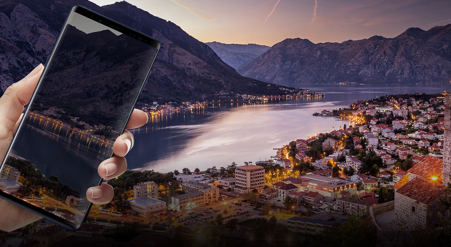 Une main tient le Samsung Note9 pour prendre une photo du Monténégro