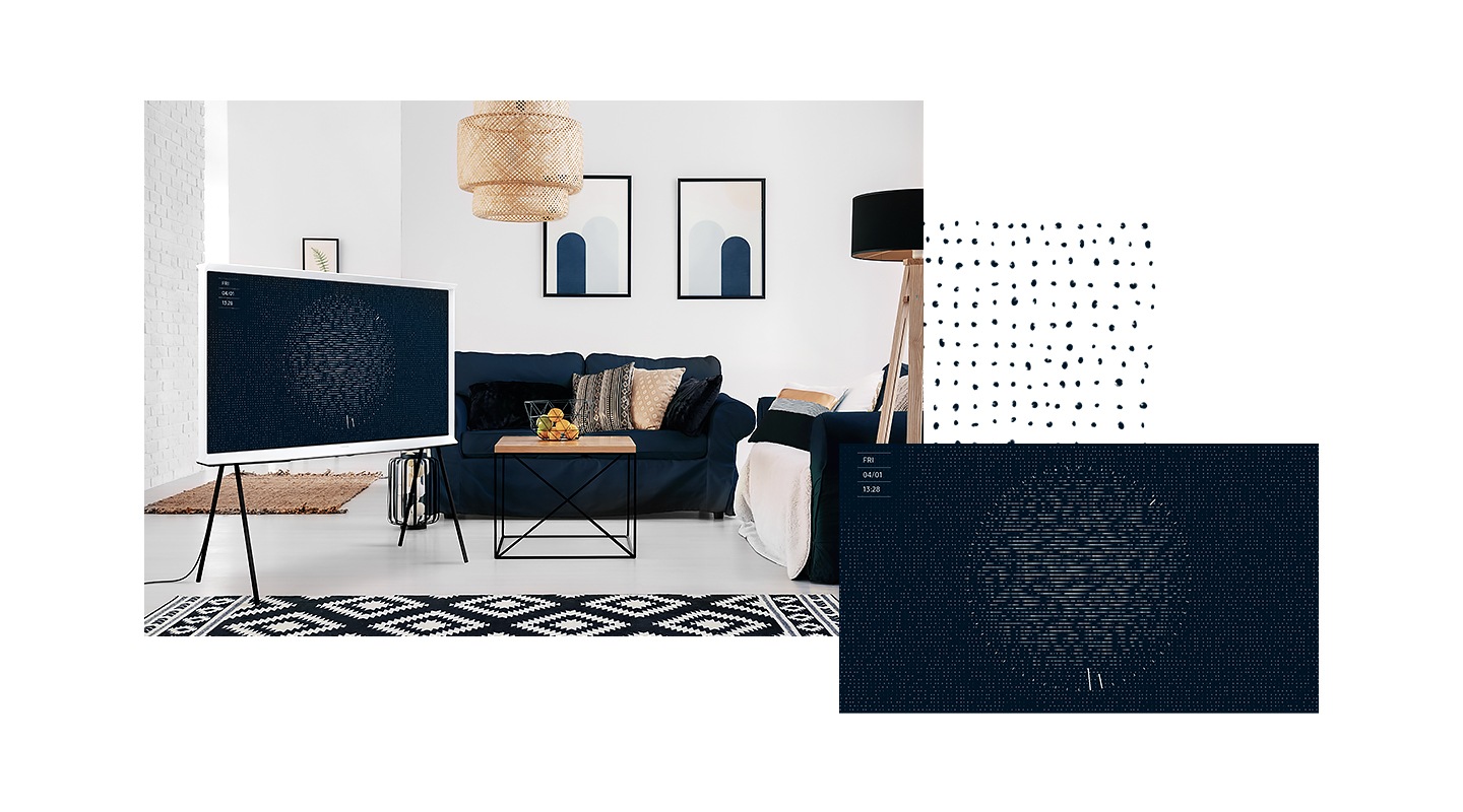 galerie image 2 Un modèle Cloud White de la Serif est présenté sur un support noir au milieu d'une élégante pièce de séjour. L'écran de la tv présente l'image du Fabric Ambient Mode dans une couleur noir foncé.