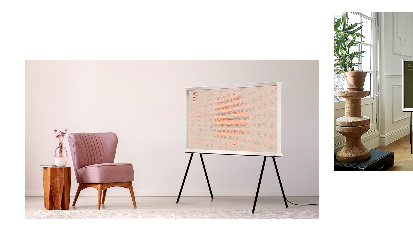 galerie 3 Un modèle Cloud White de la Serif est présenté sur un support tv à côté d'un petit fauteuil et d'une table de salon en affichant l'Ambient mode.