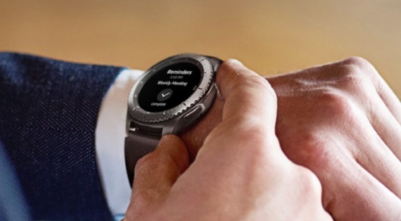 Мъж в костюм, който управлява своя Samsung Gear