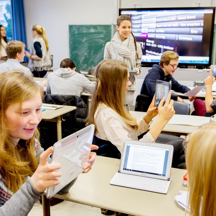 Esta imagem descreve os alunos apoiados e a escola na escola inteligente de cidadania corporativa