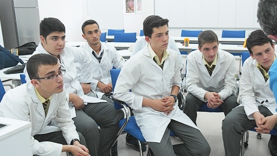 Jovens sentados em grupo recebendo um treinamento.