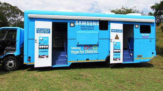 Posto móvel da Samsung oferecendo experiência tecnológica e acesso a serviços de saúde.