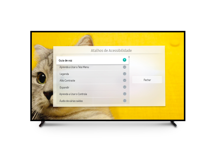 Vista frontal de uma TV QLED para aplicar o atalho de acessibilidade