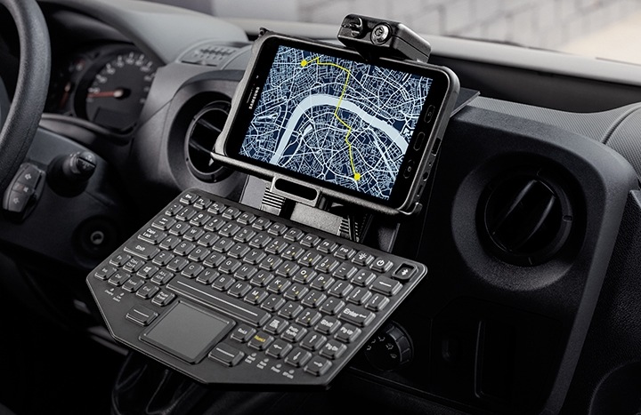 Um tablet da Samsung montado no painel de um caminhão com função de navegação por satélite ativada