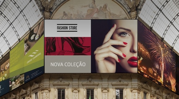 Informações diferentes de venda exibidas em cada uma das vídeo walls em um shopping