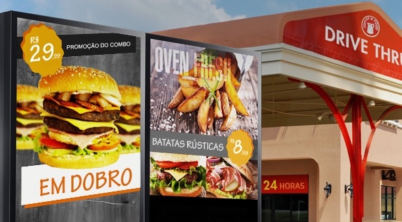 Uma sinalização externa da Samsung exibindo ofertas de menu na entrada de um drive thru
