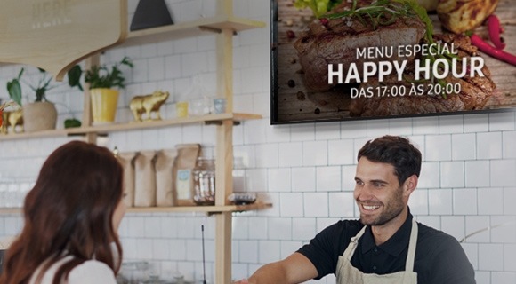 Uma sinalização Samsung SMART oferecendo cardápios em um restaurante
