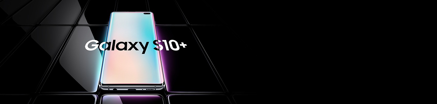 Vários celulares Galaxy S10 plus, todos colocados planos e vistos em um ângulo a partir da parte de baixo. Todos são pretos, exceto o do meio, que é mostrado com um gradiente branco prismático na tela, com o Galaxy S10 mais sobreposto e os dois celulares de cada lado.