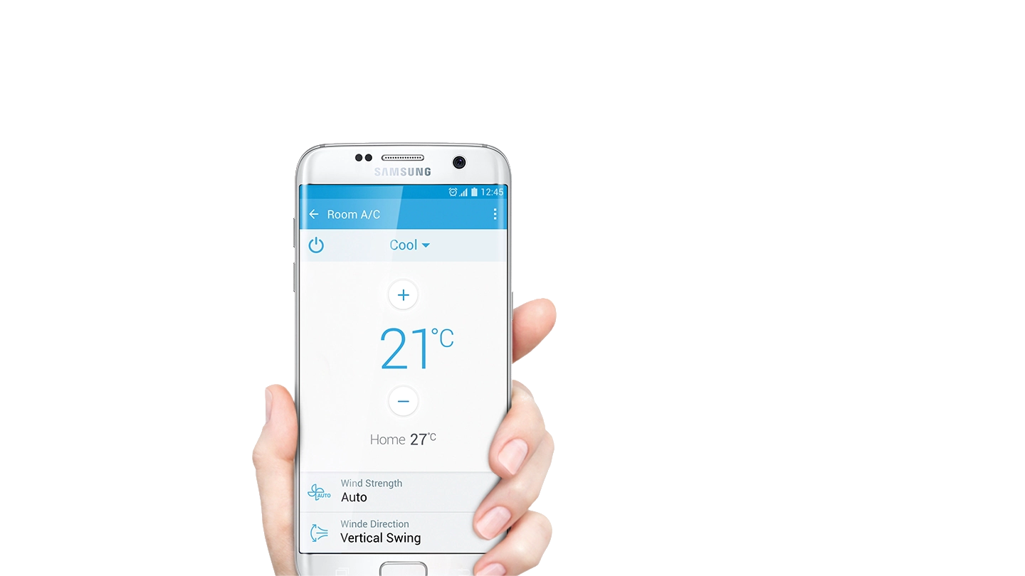 Animação em um ambiente de sala. O ar-condicionado está na parede e luzes azuis saem dele. Uma mão aparece no ambiente, mexendo nas funções do celular, para mostrar que você pode controlar a temperatura e o funcionamento remotamente.