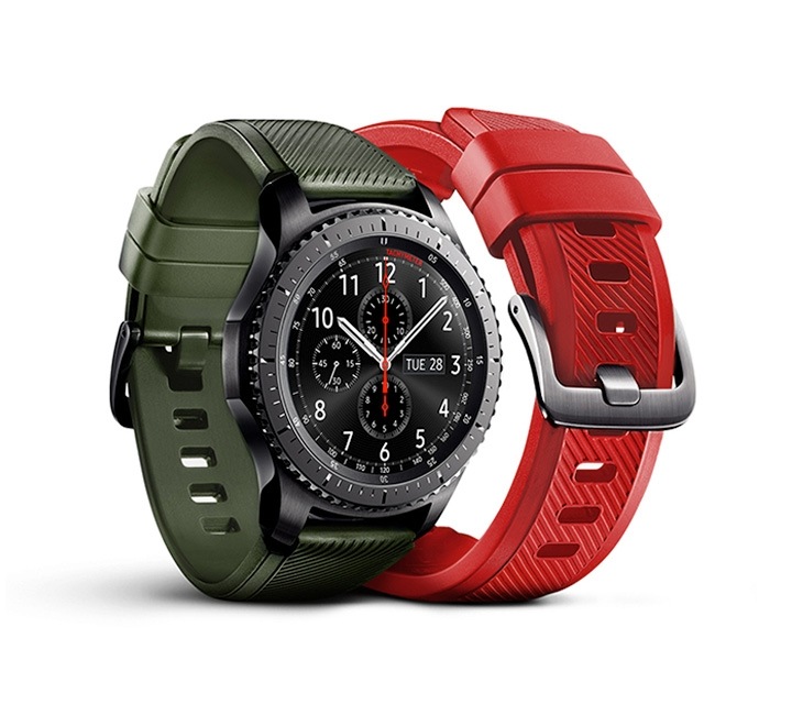 Dois Samsung Gear S3 com pulseiras coloridas, uma verde e a outra vermelha, demonstrando a variedade de cores e estilos das pulseiras.