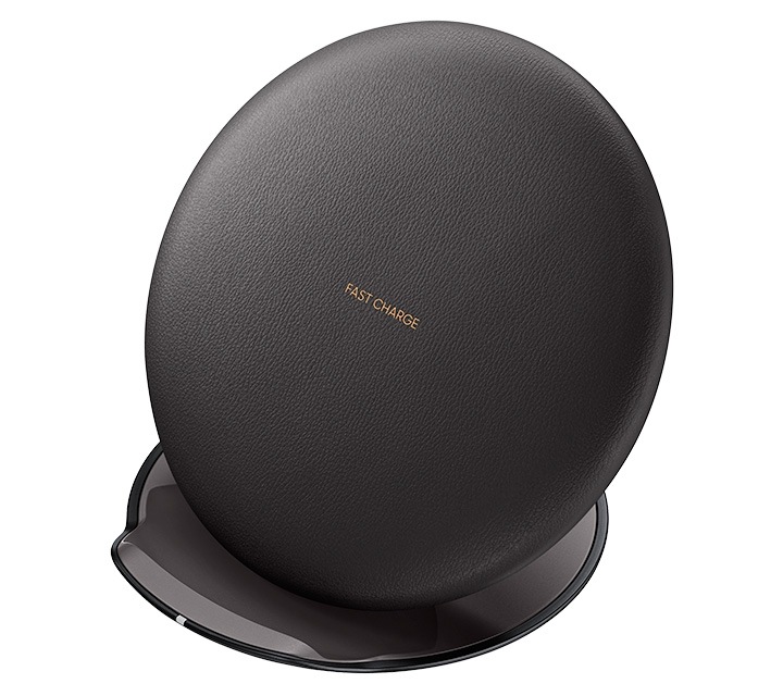 Carregador Samsung Wireless Fast Charge levemente virado para a direita.