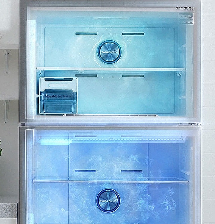 Refrigerador de montagem superior Samsung Close Refrigerador Samsung Twin Cooling aberto demonstrando como funciona a refrigeração independente