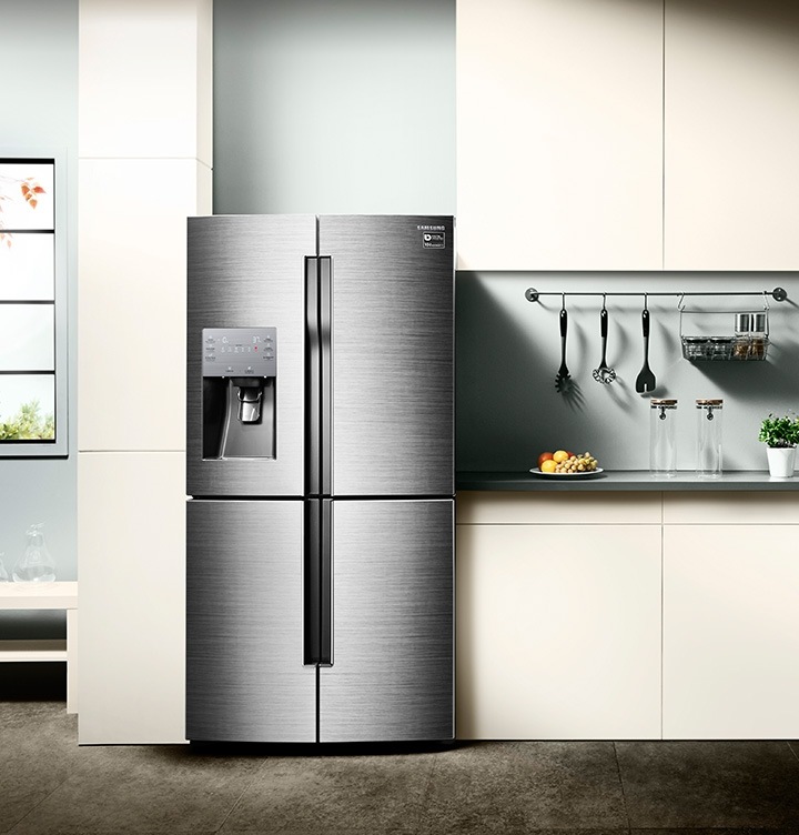 Refrigeradores French Door Samsung Refrigerador Samsung French Door fechada de frente em uma cozinha com armários e utensílios pendurados