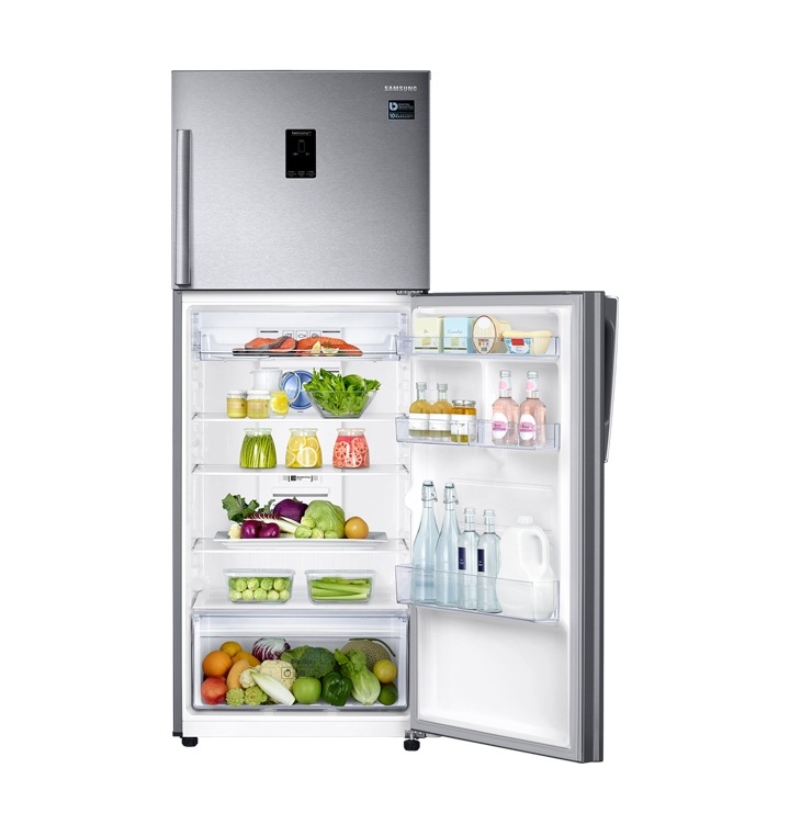 Refrigerador de Top Mount Samsung Refrigerador de Top Mount Samsung com a porta inferior aberta, mostrando diversos produtos alimentícios