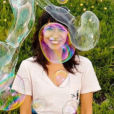 Haz clic para aprender a grabar un video repleto de burbujas con efecto arco iris con Super Slow-motion