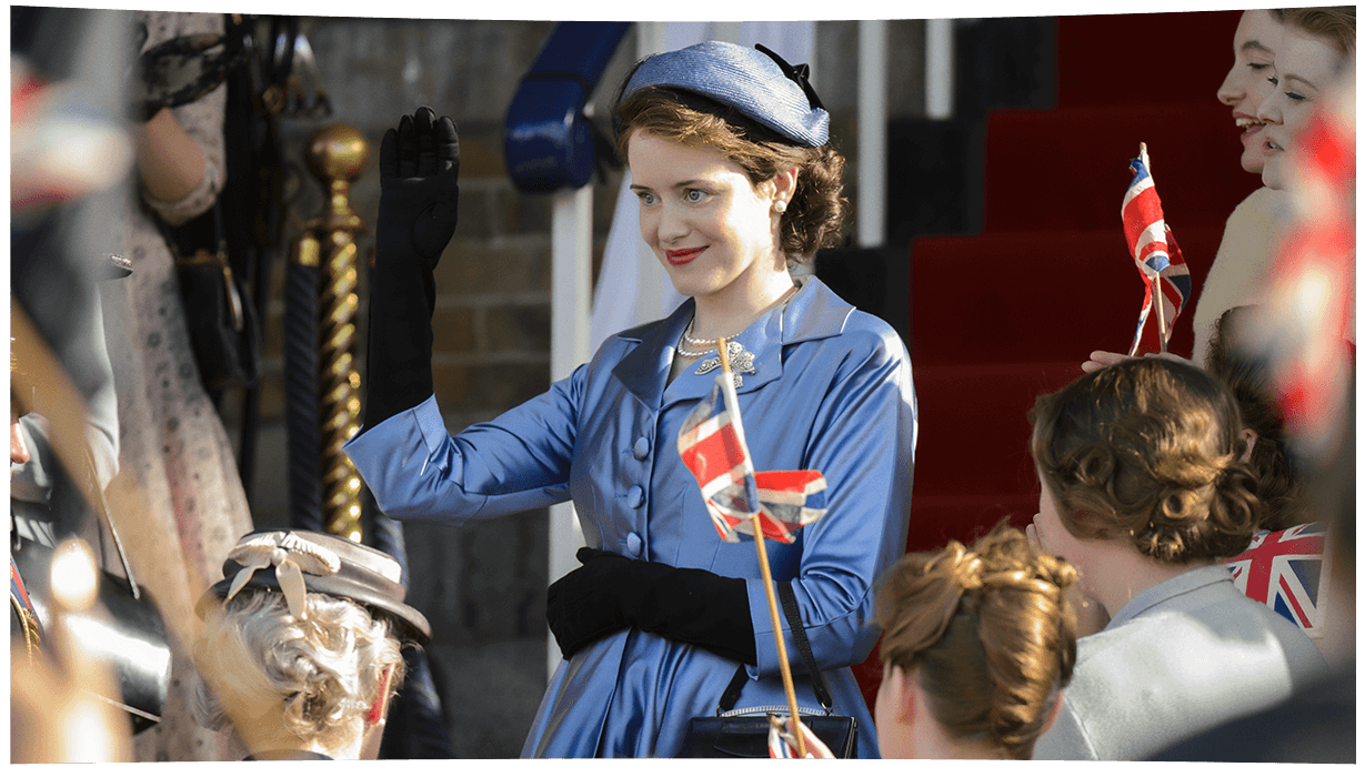 Animação na tela da Smart TV Samsung em que vemos um cara olhando para uma paisagem de montanhas rochosas e sobem os ícones do Smart Hub e o Netflix fica em destaque. Após isso, vemos outra imagem na tela, de uma cena da série The Crown, com a atriz que interpreta a Rainha do Reino Unido vestida de azul, acenando para um grupo de pessoas.
