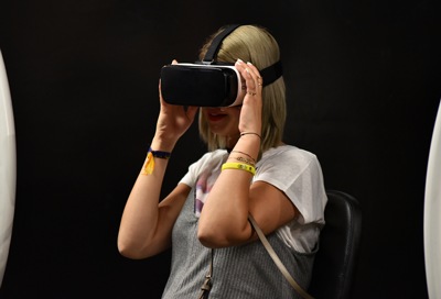 Answer or Reject a Call on the Gear VR with Controller