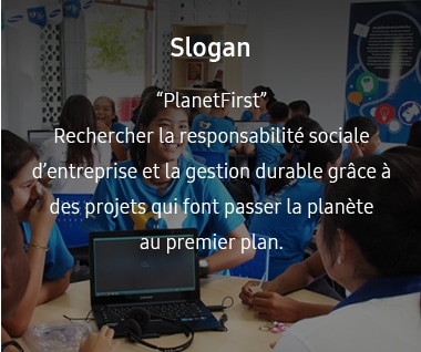 L’image comporte le slogan de la gestion écologique. Le slogan est « PlanetFirst », ce qui implique « Poursuivre une responsabilité corporative sociale et une gestion durable par le biais d’activités professionnelles qui placent la terre en premier ».