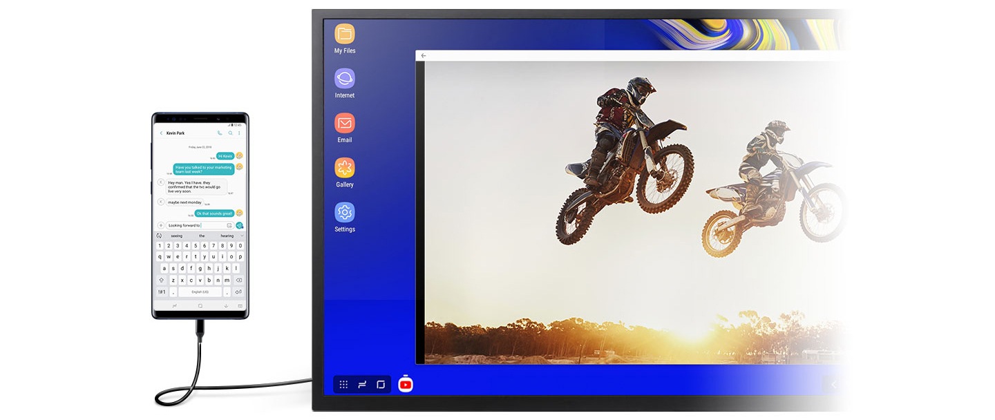 Un moniteur en mode DeX avec une vidéo YouTube à l'écran. Un téléphone intelligent affichant l'application Messages à l'écran est connecté au moniteur par un DeX Cable.