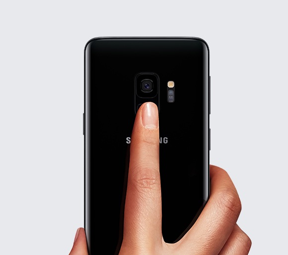 Galaxy S9 vu de derrière avec l’index droit d’une femme utilisant le lecteur d’empreintes pour s’authentifier.