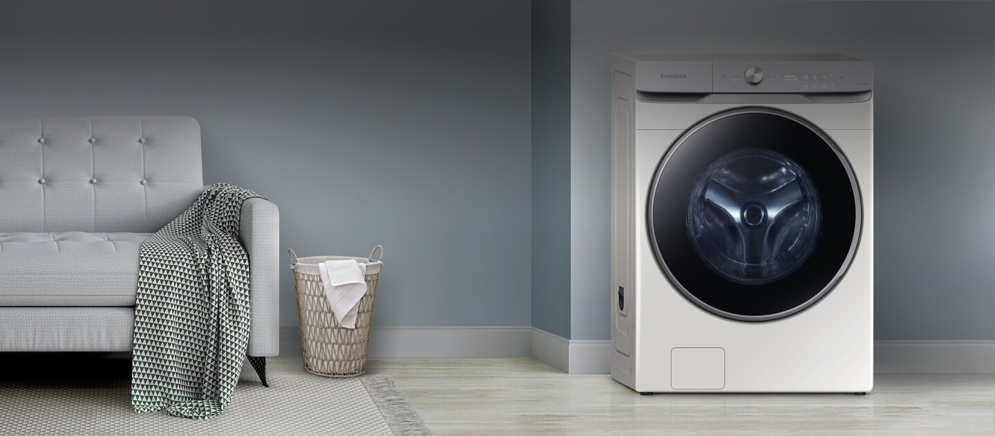 Une laveuse intelligente du côté droit et un divan, un panier à linge et du linge sale sont du côté gauche.