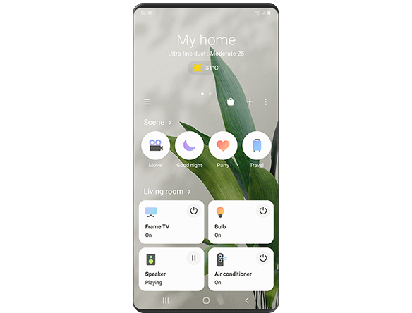 Un écran Galaxy affiche l’IUG SmartThings avec l’option de paramétrer une scène au « Mode cinéma » et de régler le téléviseur, les lumières et le purificateur d’air dans le salon.