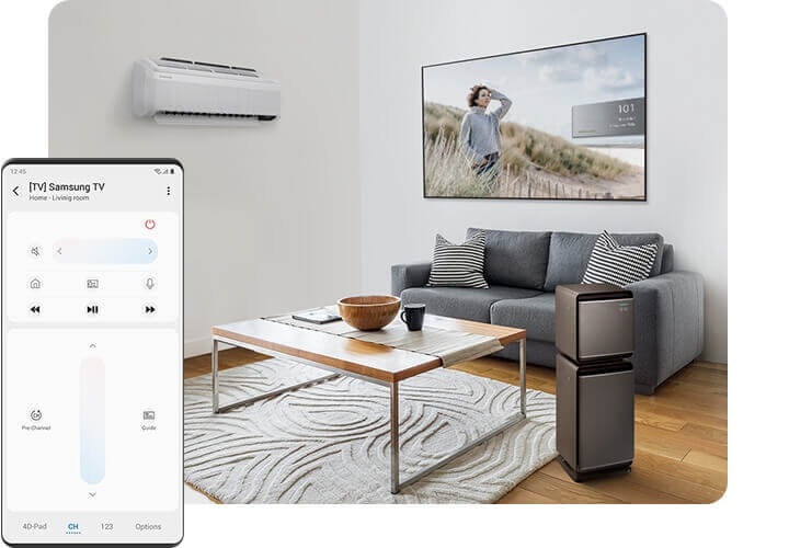 Un salon avec un climatiseur mural et deux cubes de purification d’air empilés à côté de la table basse au milieu de la pièce. Un divan se situe derrière la table basse, et un téléviseur Q7 QLED de 65 po est fixé au mur au-dessus du divan. Du côté gauche, à l’avant-plan, un écran Galaxy affiche la télécommande mobile du téléviseur intelligent.
