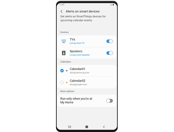 Un écran de téléphone intelligent Galaxy montrant la page des paramètres des actions SmartThings. Sous « Périphériques », on peut lire « Téléviseur du salon » et Haut-parleur du salon ». Les deux appareils sont activés. Sous « Périphériques », « Calendriers » offre des options de réglage pour le Calendrier 1 et le Calendrier 2. Seul le calendrier 1 est activé.