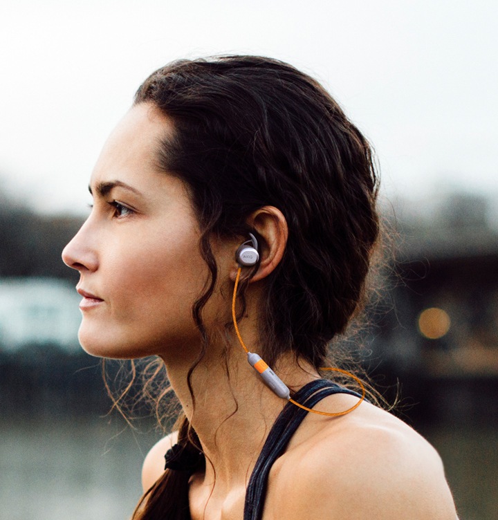 Gros plan d’une femme de profil portant un écouteur sans fil AKG N200 en noir