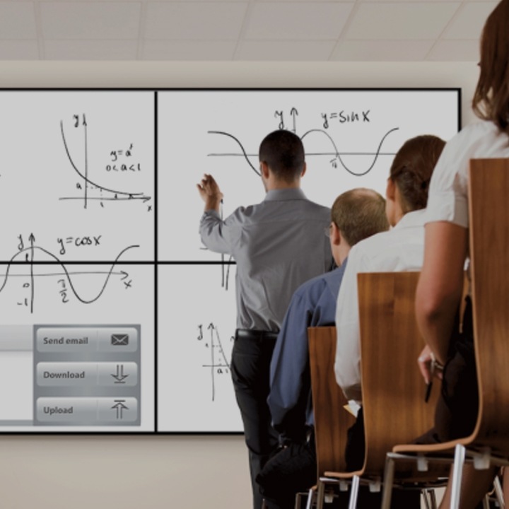 Un professeur dessinant des graphiques sur un tableau électronique E-Board de Samsung pendant un cours