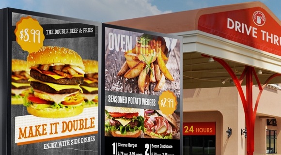 Un affichage extérieur Samsung montrant les choix de menus à l'entrée d'un service au volant