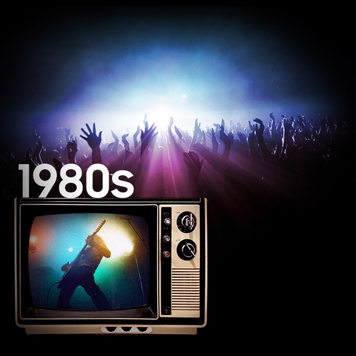 Image de fond d’un public avec les mains levées, à côté d’une télévision des années 1980 avec un guitariste jouant sur une scène.