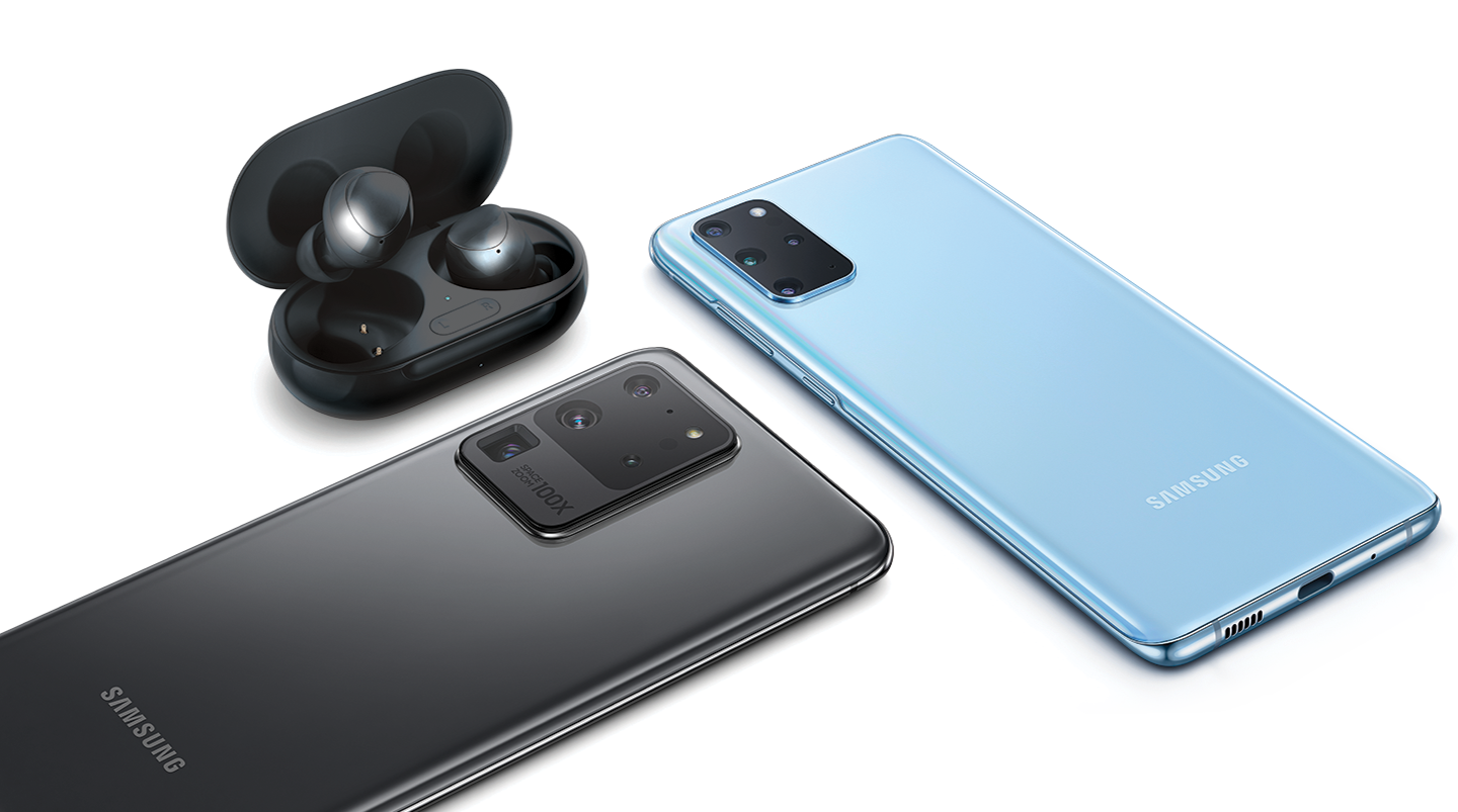 Galaxy S20+ 5G, S20 Ultra 5G & Buds+ Image de Galaxy Buds+ noire avec boîtier ouvert montrant un casque de musique gauche surélevé à côté d'une Galaxy S20 Ultra noire et d'une Galaxy S20+ bleue plus couchée face vers le bas.